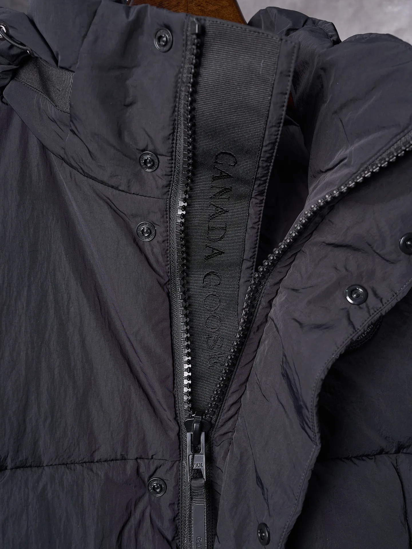 P760 Actual hanging auction] CANADA GOOSE/Canada Goose hooded down vest with logo and embroidery [Ready stock] S M L  The selection of high-quality protective nylon fabric not only enhances the wear resistance of the surface, but also takes into account wind resistance, ensuring excellent performance in various harsh weather conditions.  Three-dimensional quilting process: Precision thread reinforcement to prevent velvet drilling and ensure that the fluffy and resilient elasticity lasts as new.  The ribbon is woven with polyester as the base, and the brand letters are decorated on the ribbon through high-precision computer embroidery. The edges of the pattern are clear, the stitches are fine and even, and multiple layers of embroidery threads are stacked to enhance the three-dimensional effect.
